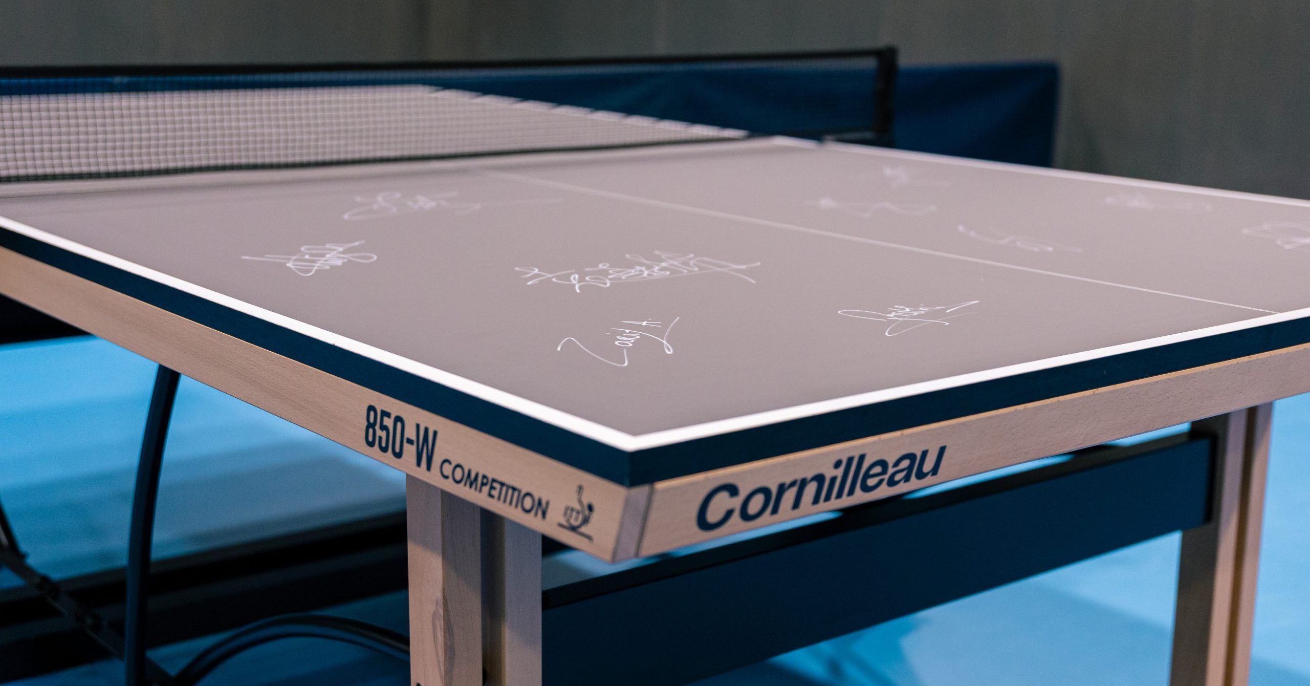 Table Cornilleau 850-W dédicacée par les joueurs de l'équipe de France